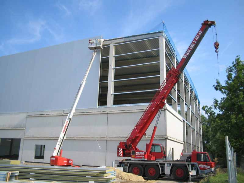Ein großes Gebäude im Bau mit einem Kran im Hintergrund