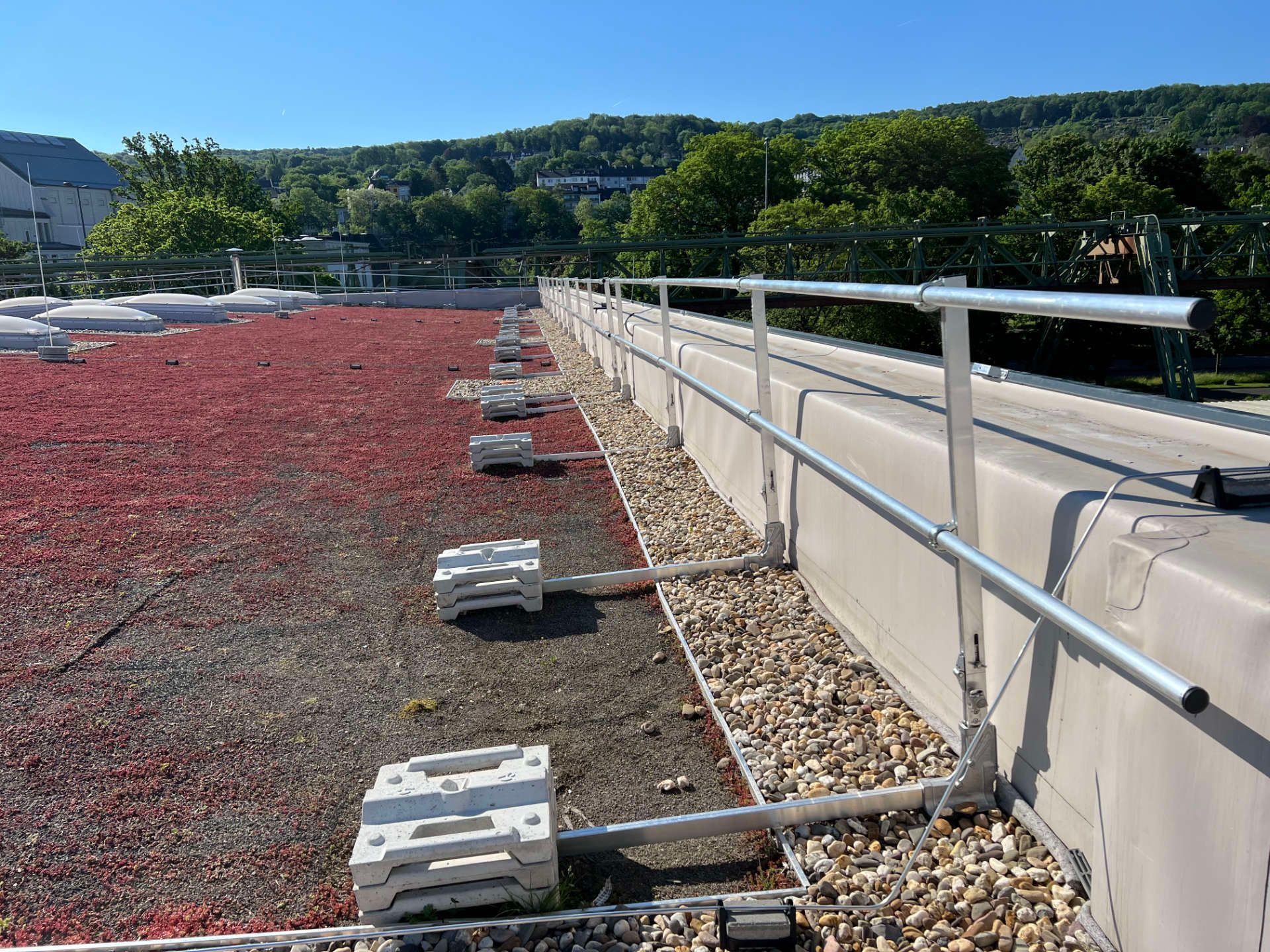 Ein Dach mit vielen roten Blumen darauf