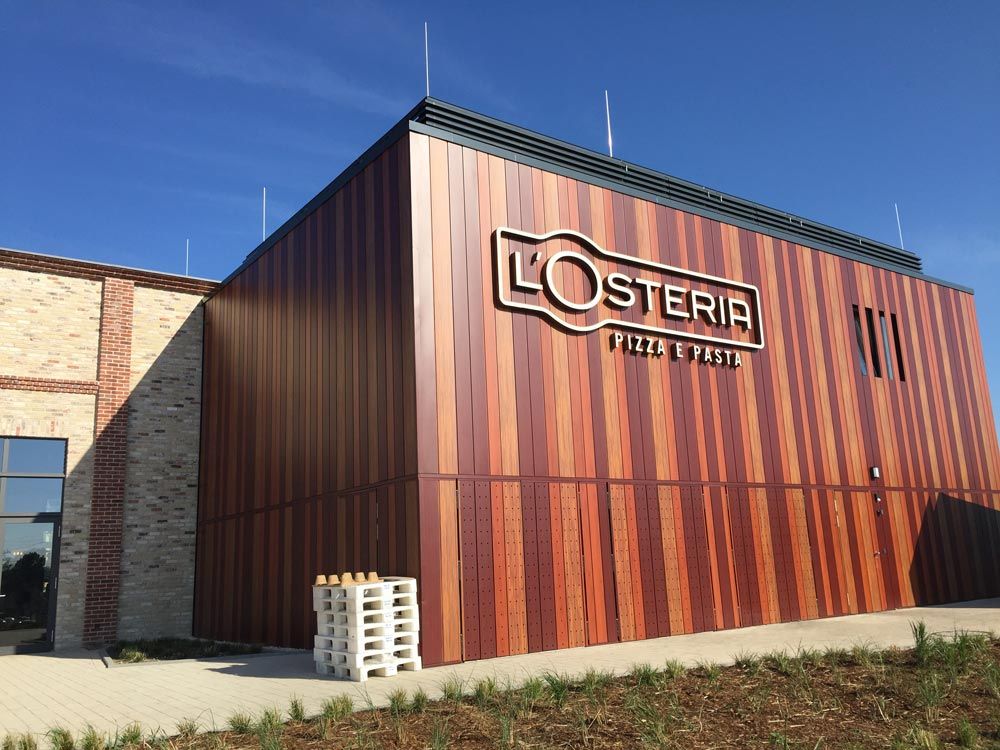 Ein großes Holzgebäude mit einem Schild mit der Aufschrift „Losteria“ darauf.