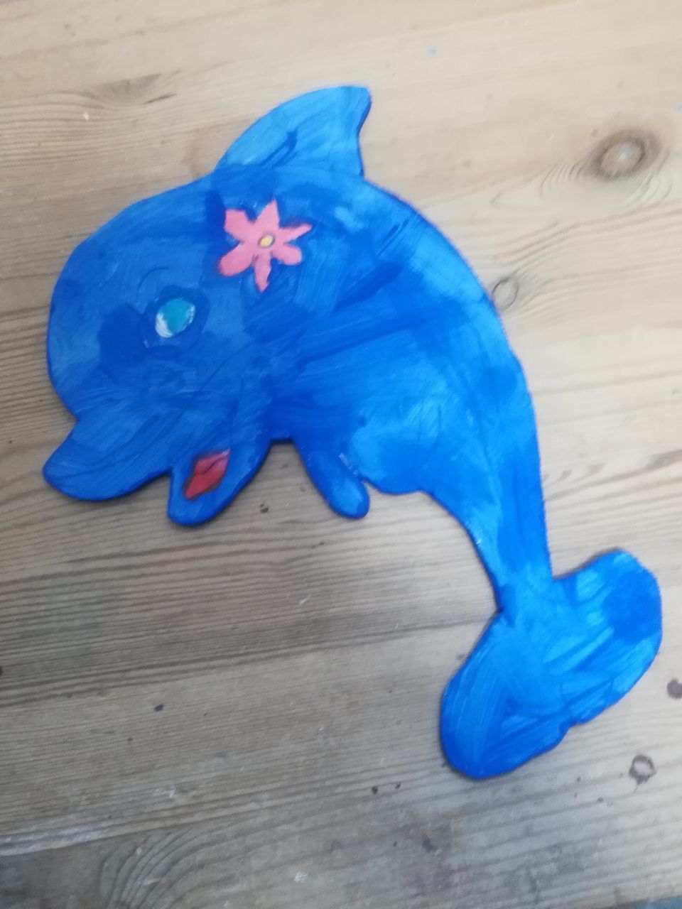 Gemalter Delfin mit rosafarbener Blume