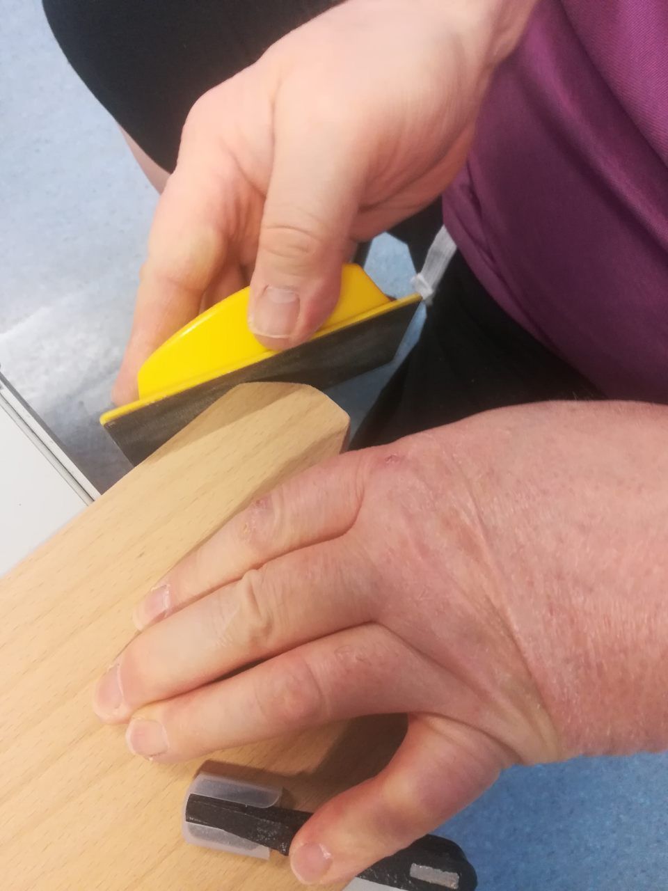 Schleifen eines Holzstücks