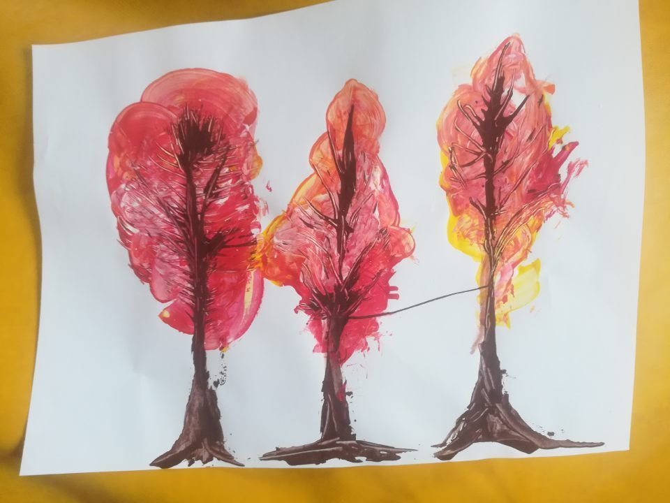 Gemaltes Bild von drei herbstlichen Bäumen