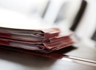 Arbeitsmappen gestapelt