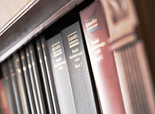 Rechtsbücher im Regal