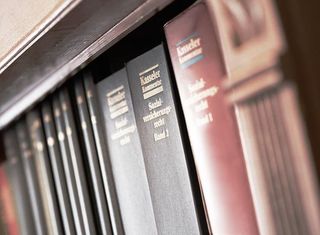 Rechtsbücher im Regal