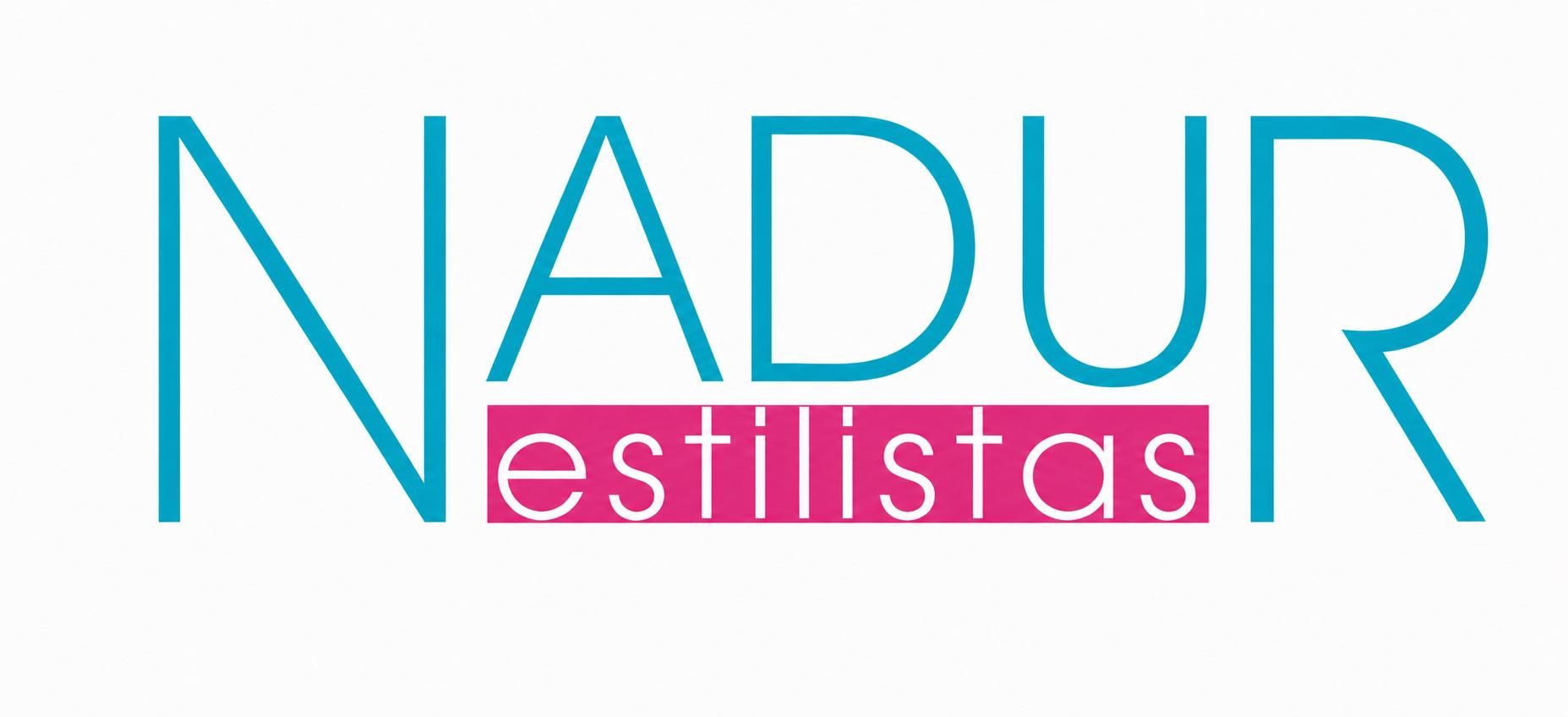 Logotipo de NADUR Estilistas en color verde azulado y rosa sobre fondo blanco.