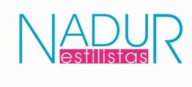 Logotipo de NADUR Estilistas en color verde azulado y rosa sobre fondo blanco.