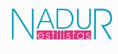 Logotipo de NADUR Estilistas en color verde azulado y rosa sobre fondo blanco.