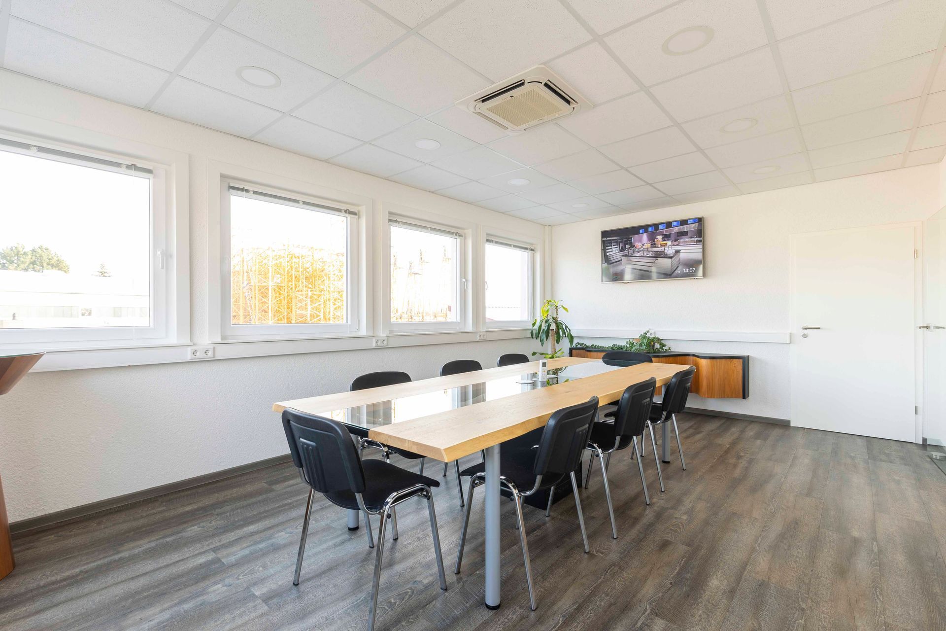 ein Konferenzraum mit einem langen Tisch und Stühlen.