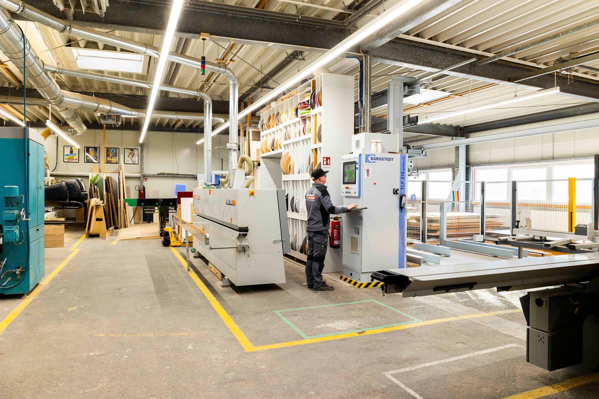 Ein Mann arbeitet an einer Maschine in einer Fabrik.