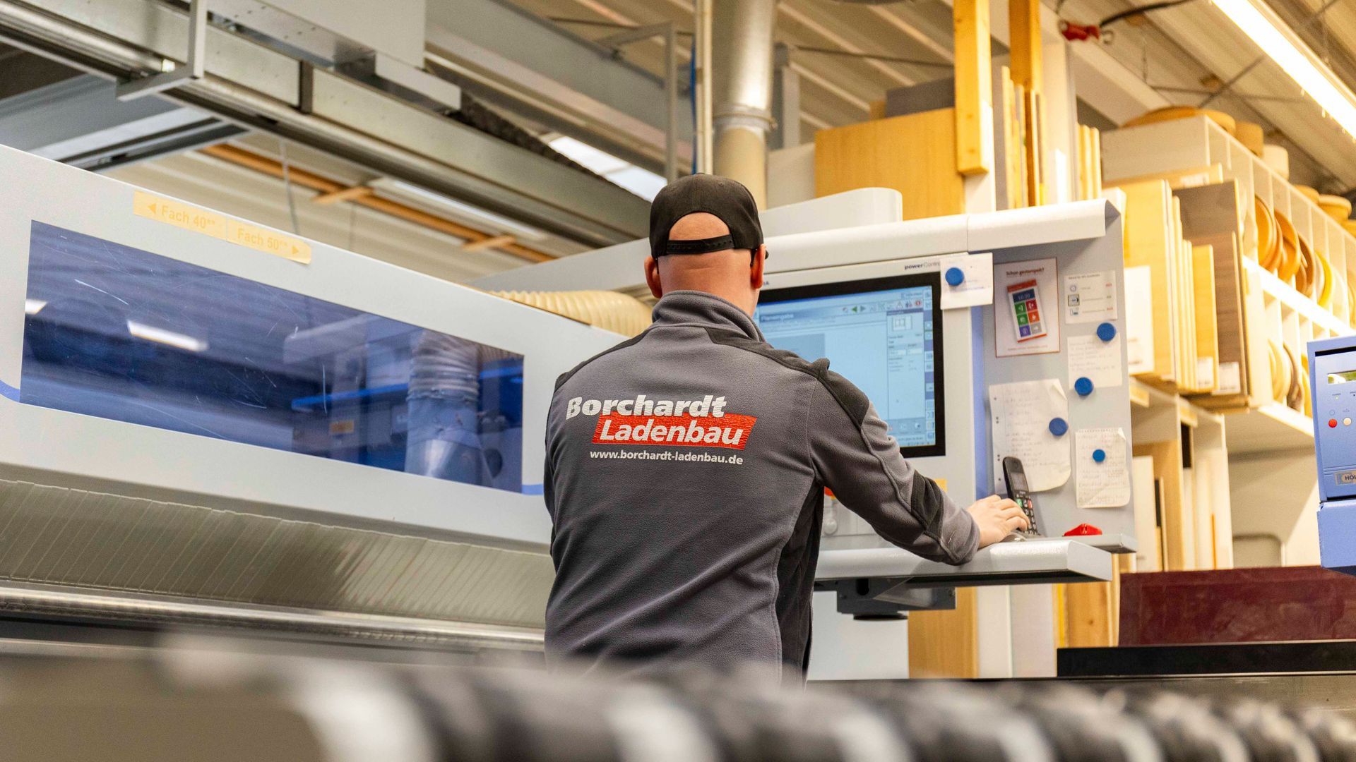 Ein Mann arbeitet an einer Maschine in einer Fabrik.