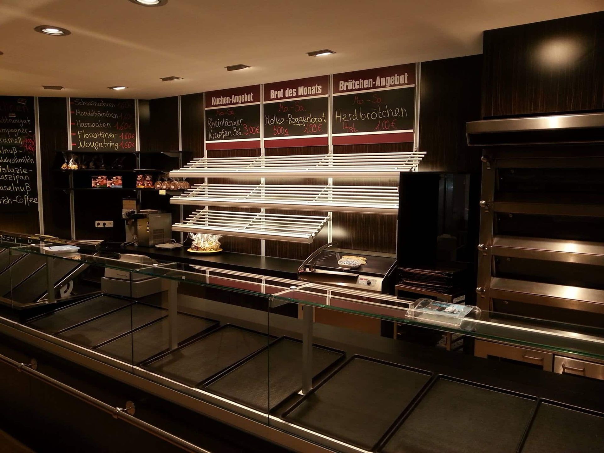 eine Bäckerei mit vielen Regalen und einem Herd