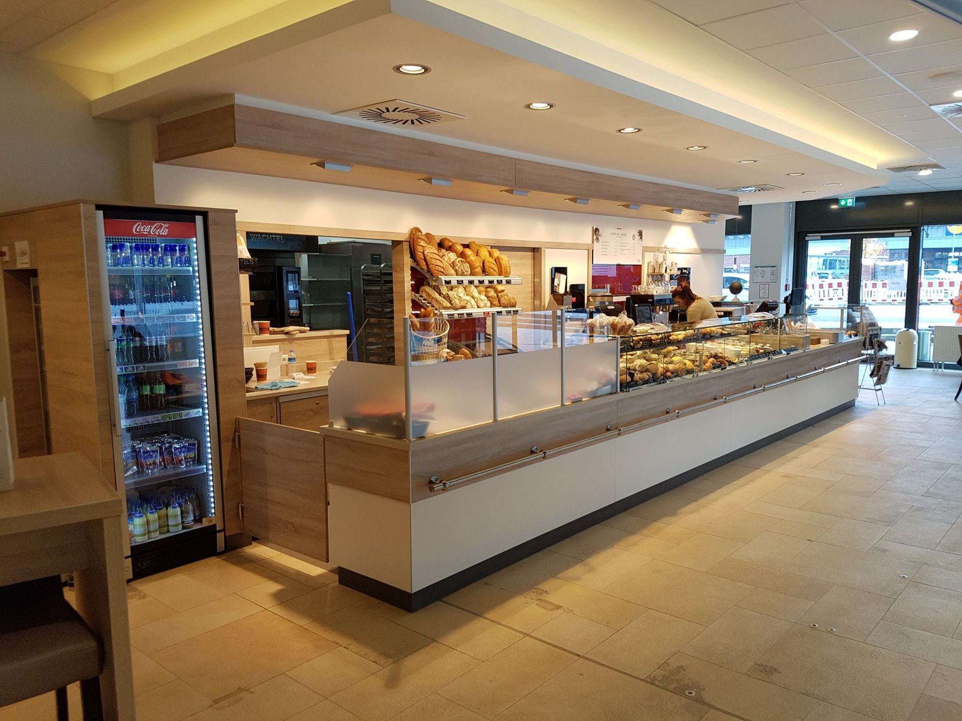 eine Bäckerei mit langer Theke und Kühlschrank.