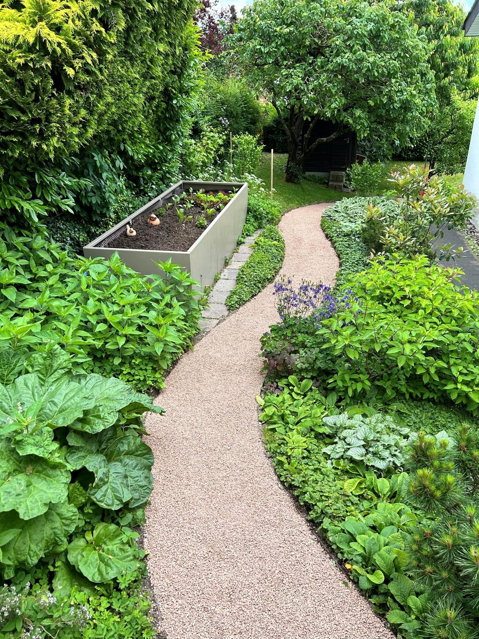 Ein Mann mäht mit einem Rasenmäher einen üppigen grünen Rasen.