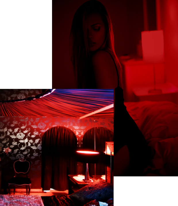 Mujer en una habitación roja poco iluminada, cerca de una cama y una zona oscura cubierta con cortinas.