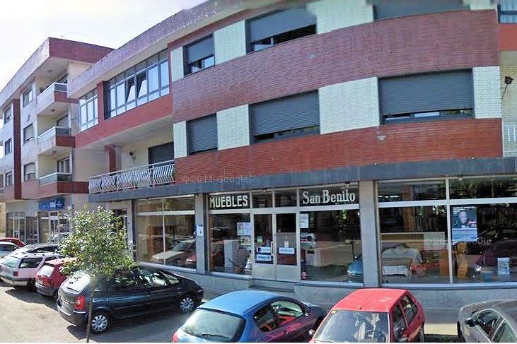 Una fila de autos están estacionados frente a un edificio que dice San Remo