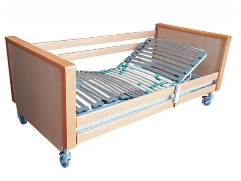 Una cama de hospital con ruedas y colchón ajustable sobre un fondo blanco.