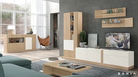 Una sala de estar llena de muebles y un televisor.