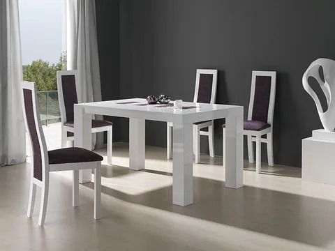 Un comedor con una mesa blanca y sillas moradas.
