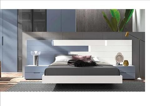 Un dormitorio con una cama, mesitas de noche y un armario.