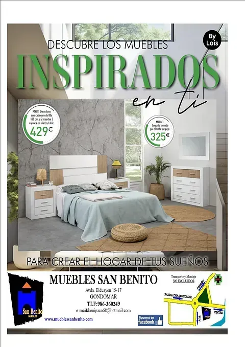 Un dormitorio con una cama, mesitas de noche y un espejo.