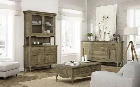 Una sala de estar llena de muebles y una mesa de café.