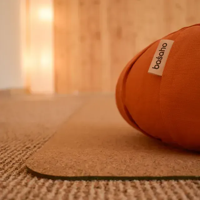 Una pelota de yoga con la palabra basaho escrita en ella