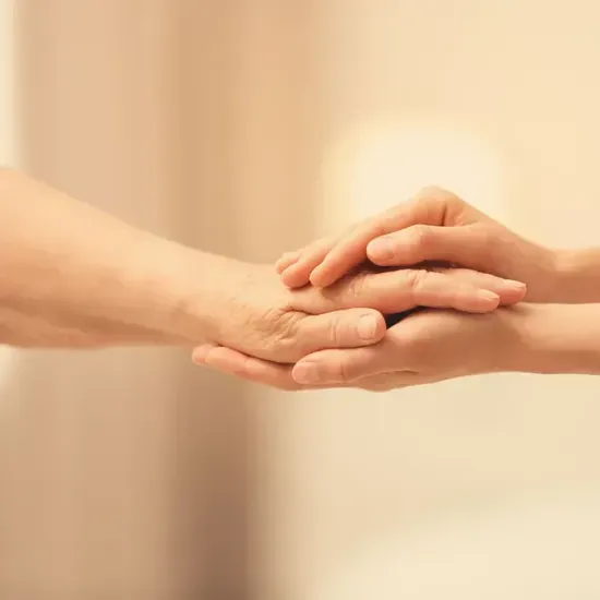 Un primer plano de una persona sosteniendo la mano de otra persona.
