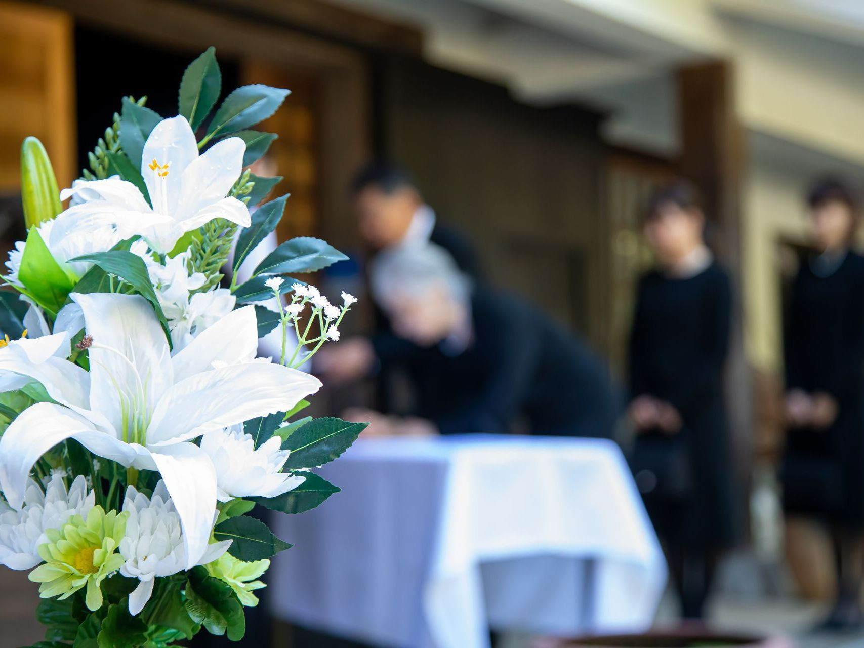 Enterrement et fleurs blanches