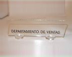 Nameplate reading “DEPARTAMENTO DE VENTAS” on a white surface.
