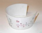 Vaso de papel blanco con borde superior festoneado y texto impreso en el lateral.