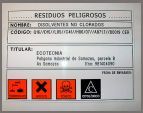 Etiqueta en español para residuos peligrosos, con símbolos de advertencia e iconos rojos/naranjas.