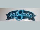 Logotipo azul y negro con texto estilizado que dice “SalSado” sobre un fondo gris claro.