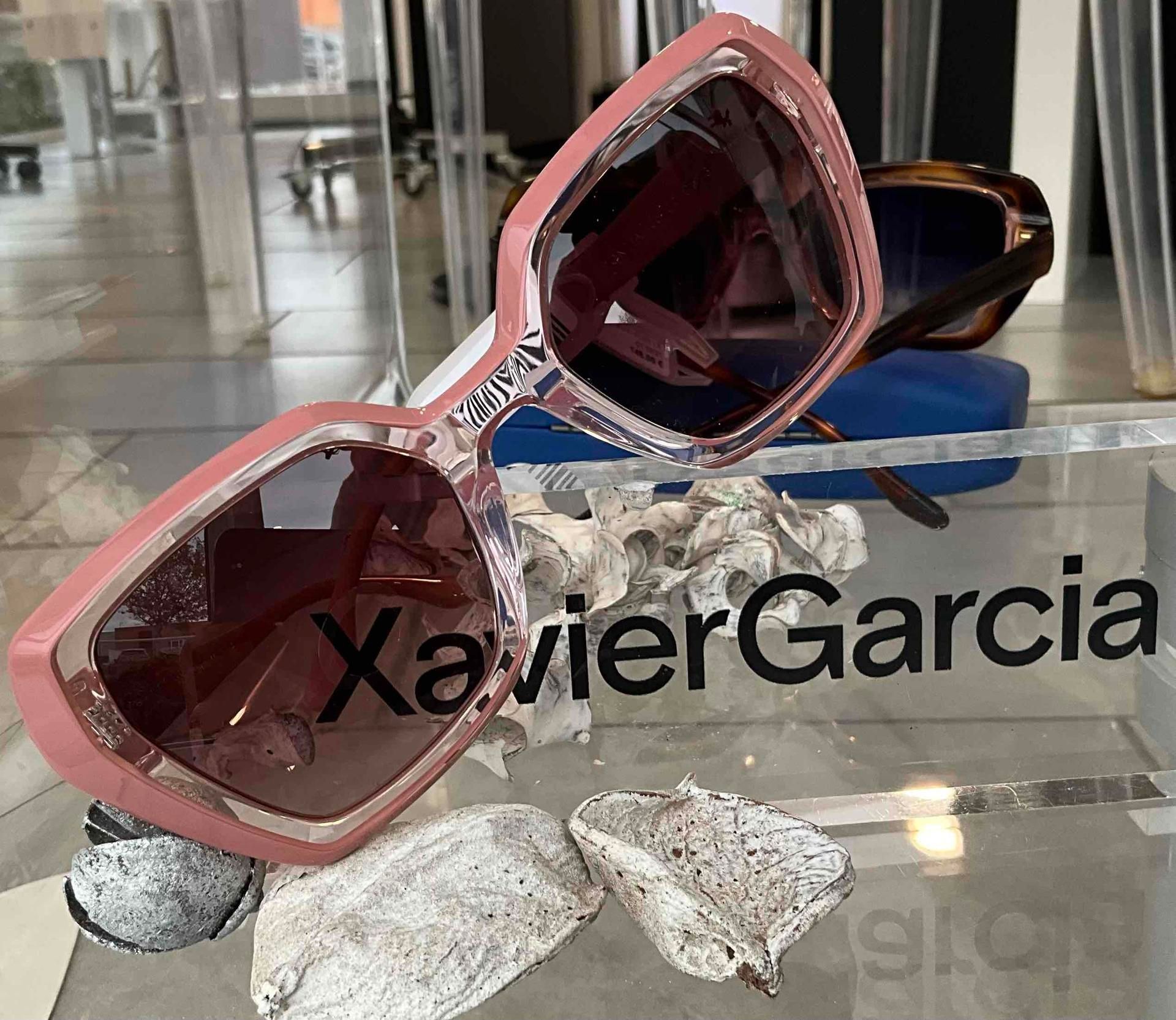 Une paire de lunettes de soleil rose.