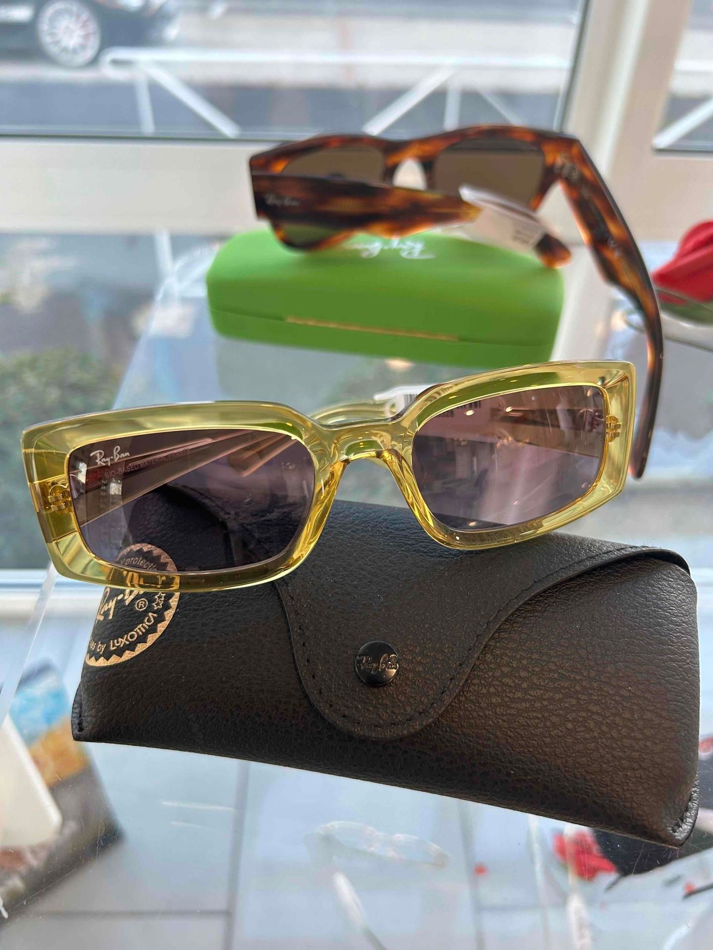 Une paire de lunettes de soleil jaune.