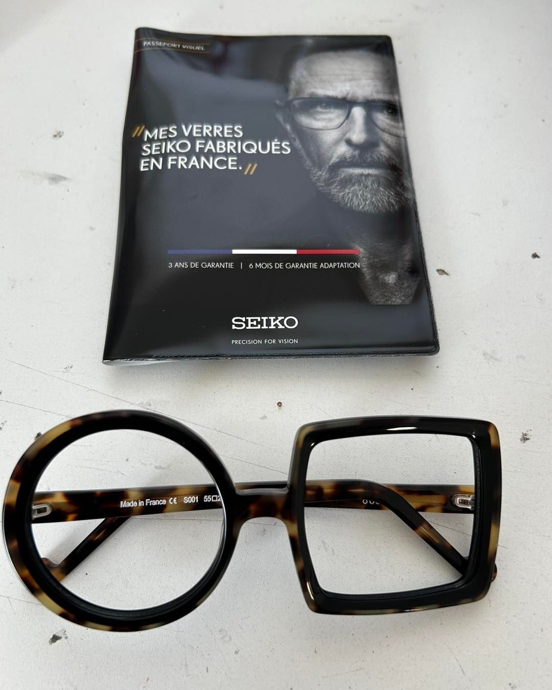 Une paire de lunettes avec un verre rond et un verre carré.