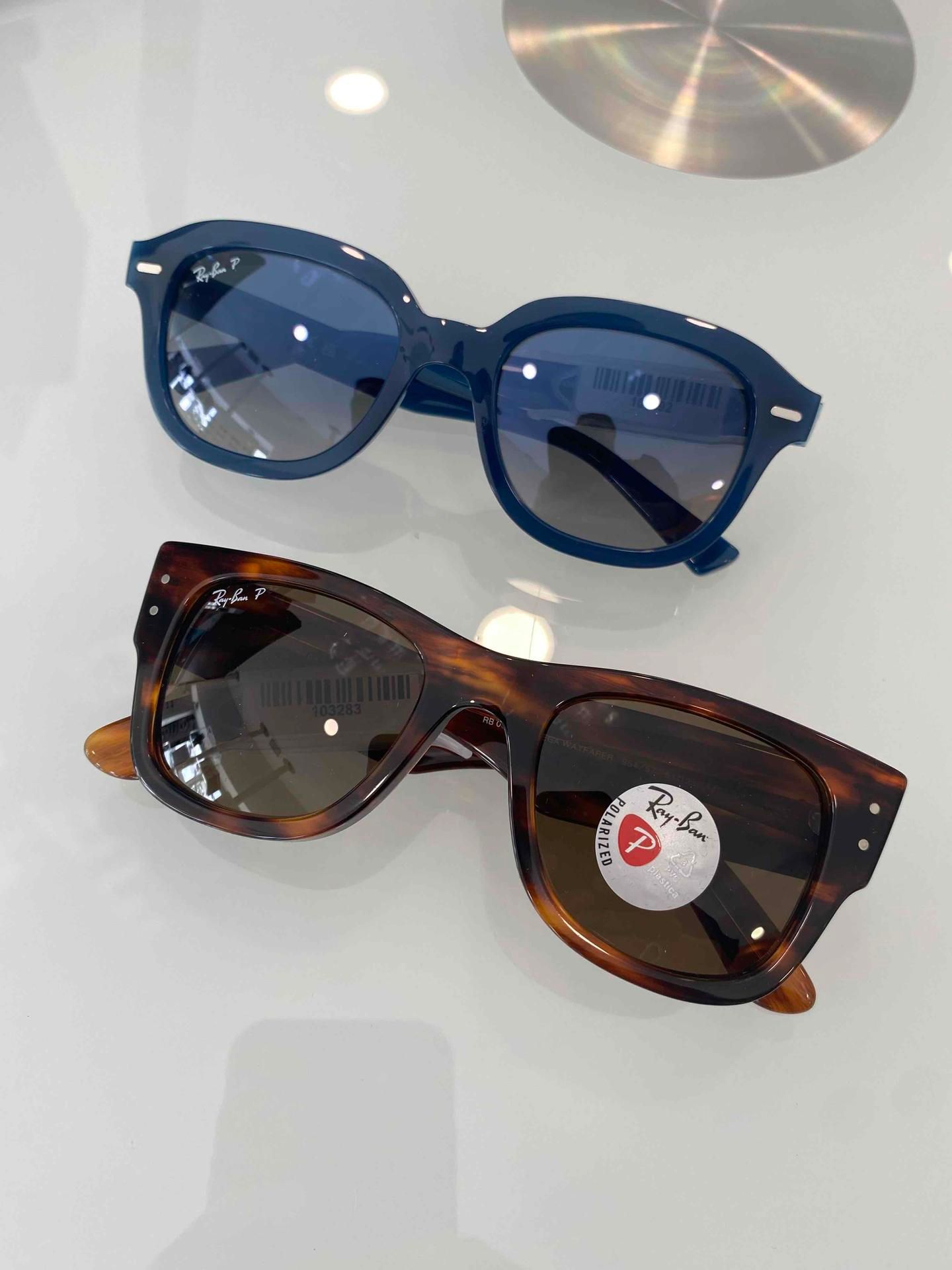 Deux paires de lunettes de soleil de la marque Ray-Ban.