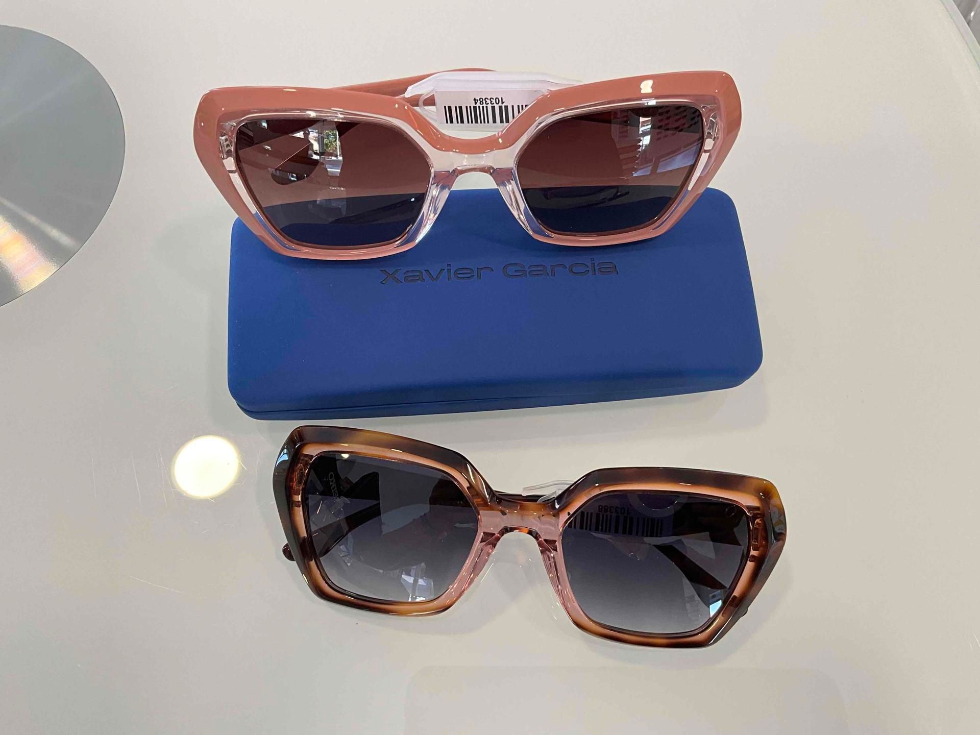 Deux paires de lunettes de soleil.