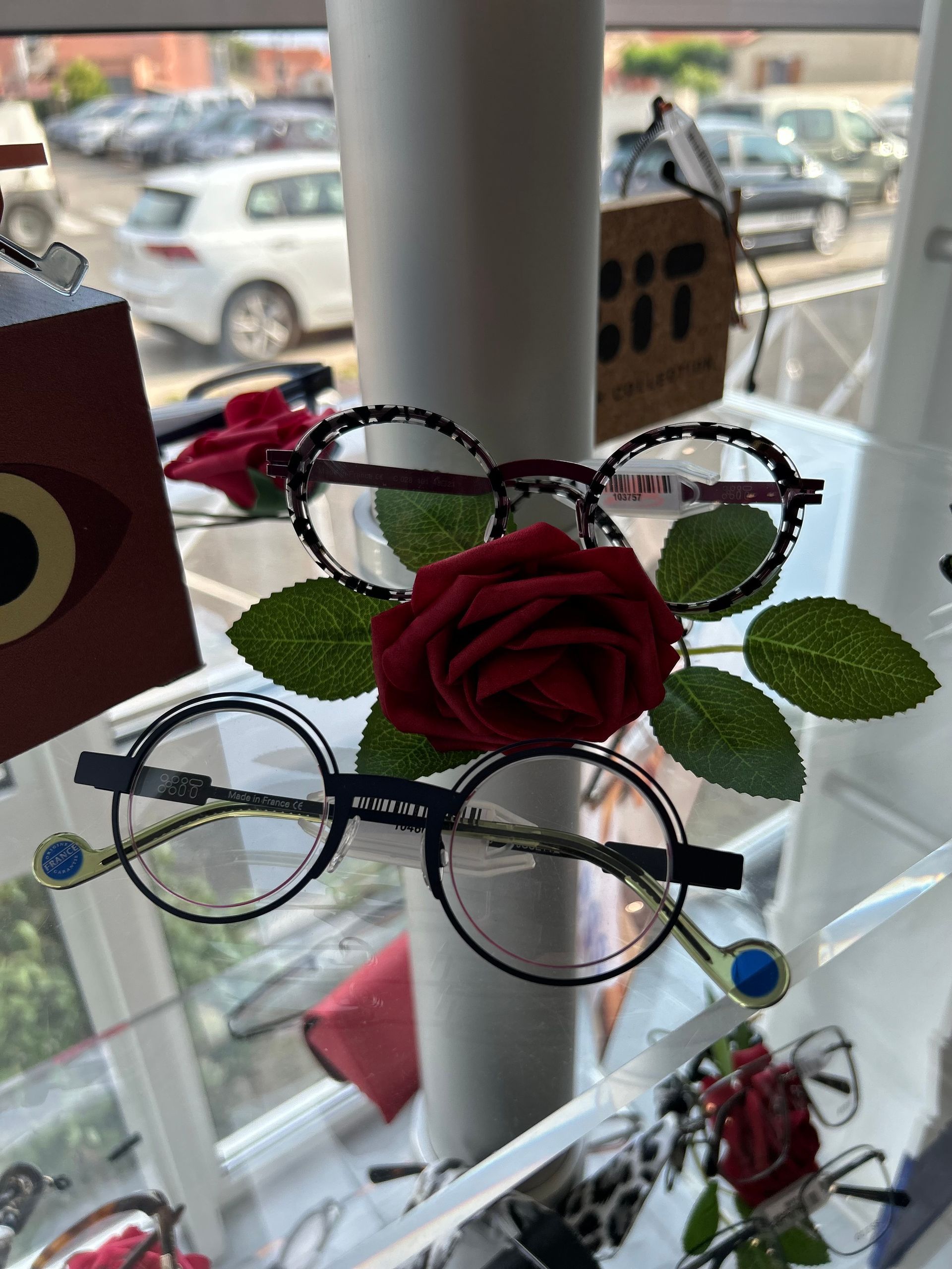 Un portant avec des chaînes pour lunettes.