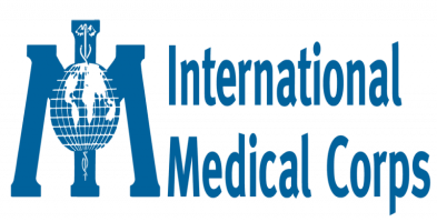 Logotipo azul do Corpo Médico Internacional com ícone de globo e tocha em fundo branco.