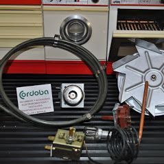 Un montón de equipos eléctricos están sobre una mesa.