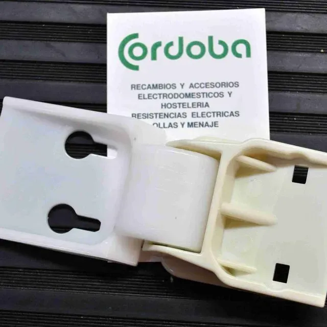 Una tarjeta que dice Córdoba al lado de un objeto blanco.