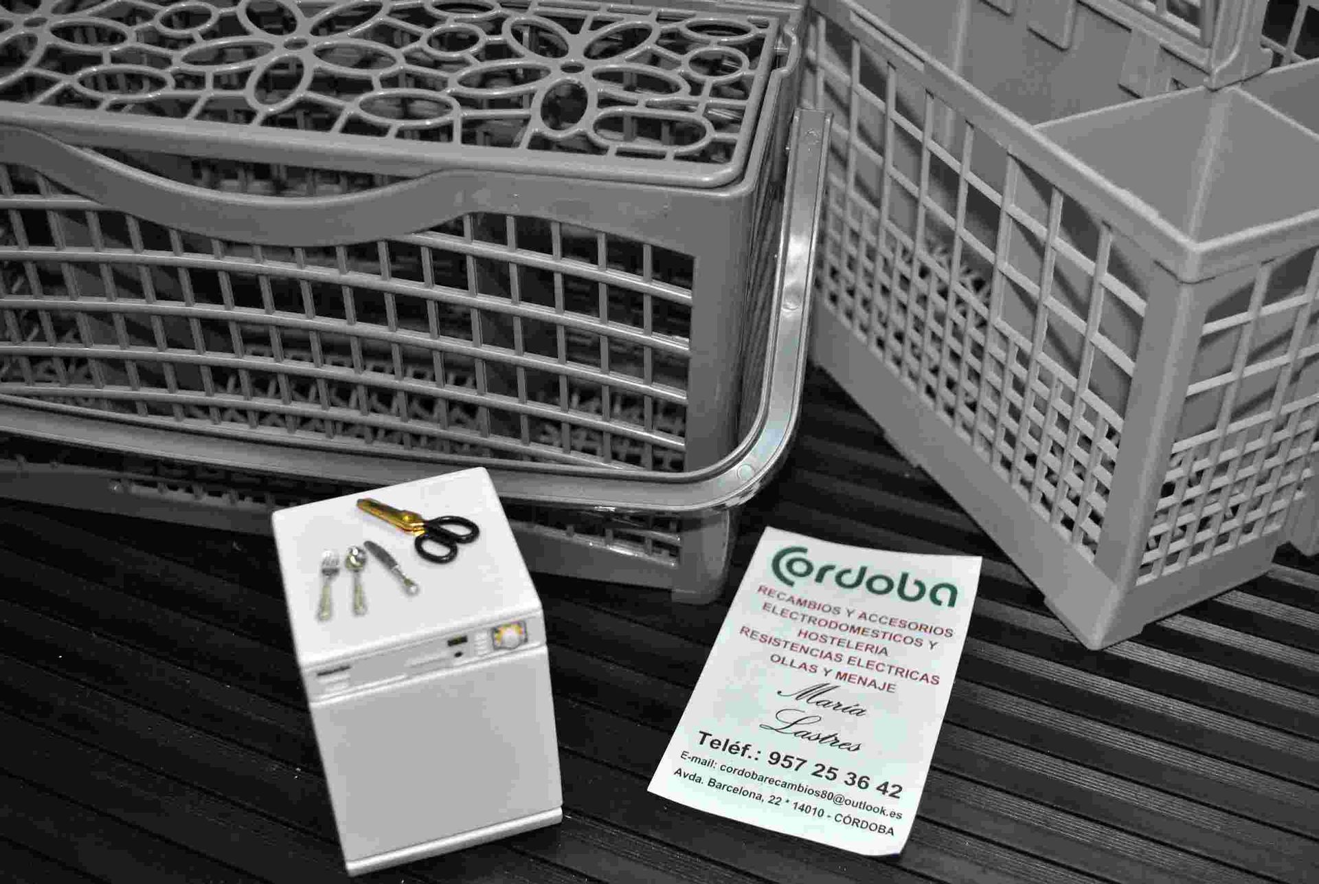 Un cubo blanco con tijeras y una tarjeta que dice cordobo.