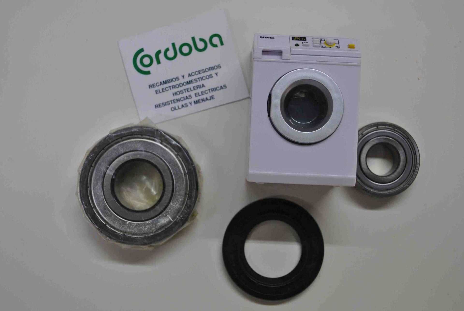 Una lavadora de juguete con cojinetes y anillos de goma al lado.