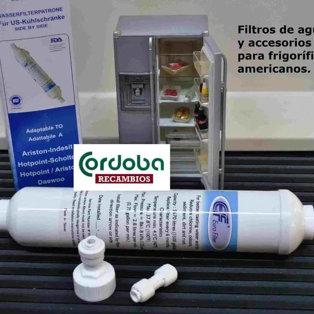 Una botella de Córdoba Recambios se encuentra junto a un refrigerador.