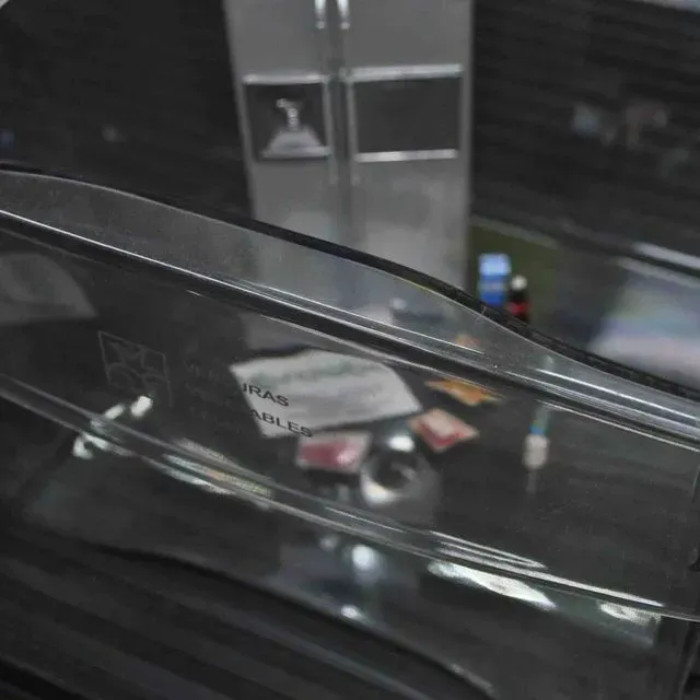 Un recipiente de plástico transparente con la palabra atlas.