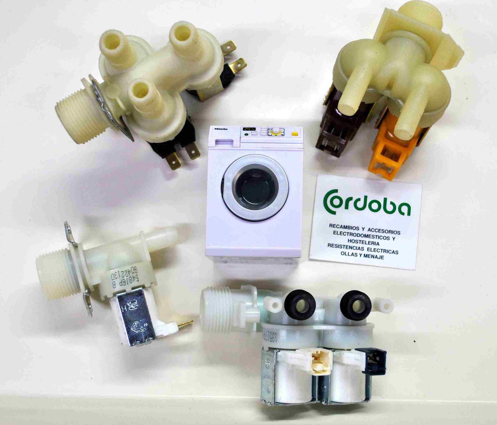 Un grupo de válvulas de lavadora y secadora están sobre una mesa.