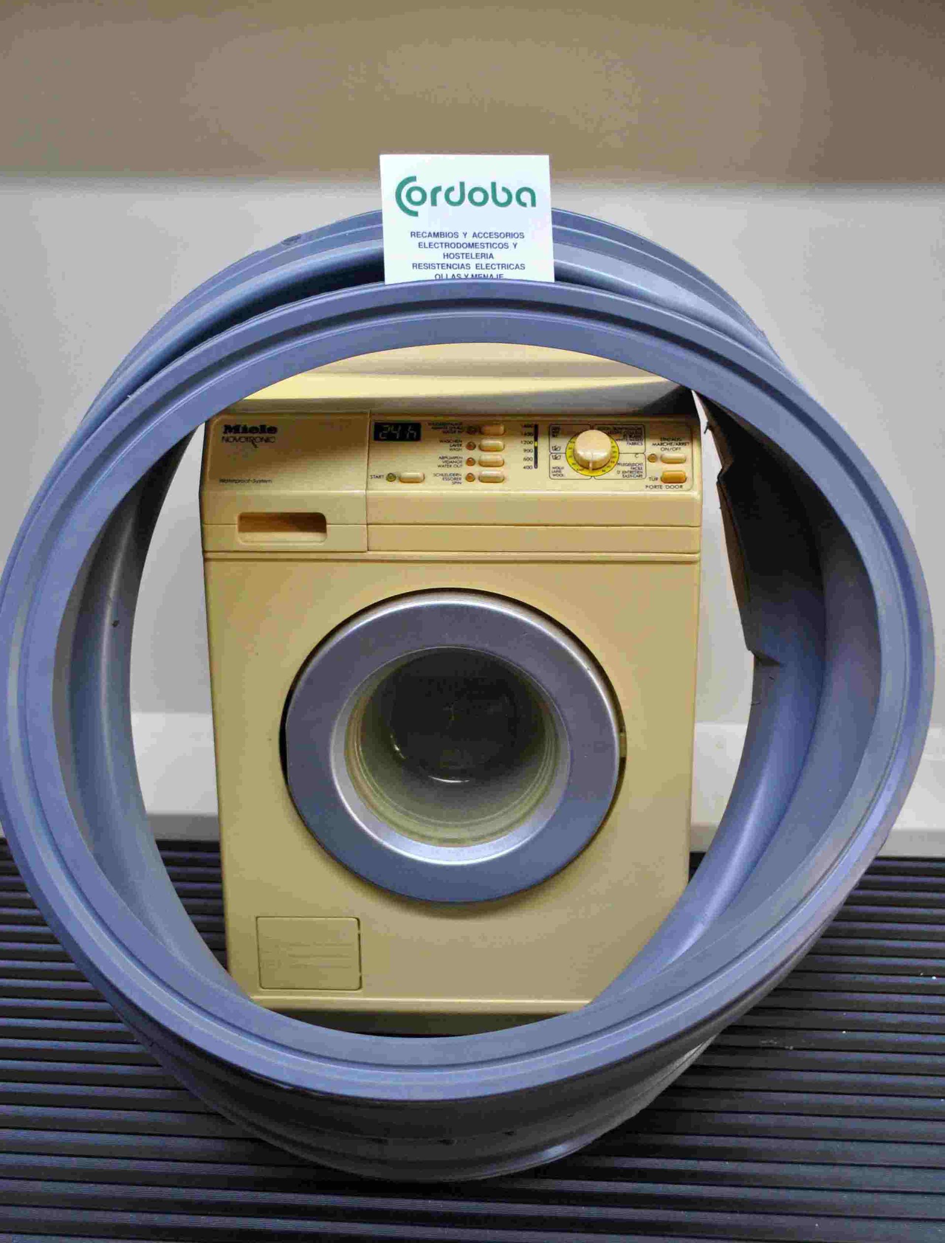 Una lavadora amarilla está rodeada de anillos de goma.