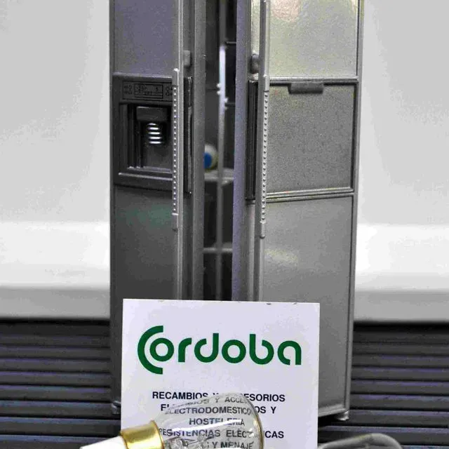 Una tarjeta que dice Córdoba al lado de un refrigerador.