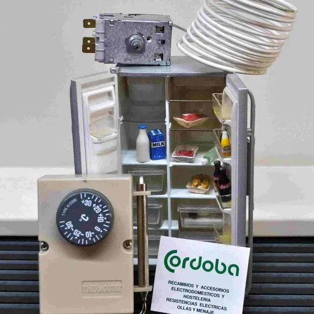 Una nevera con termostato y una tarjeta que dice cordoba